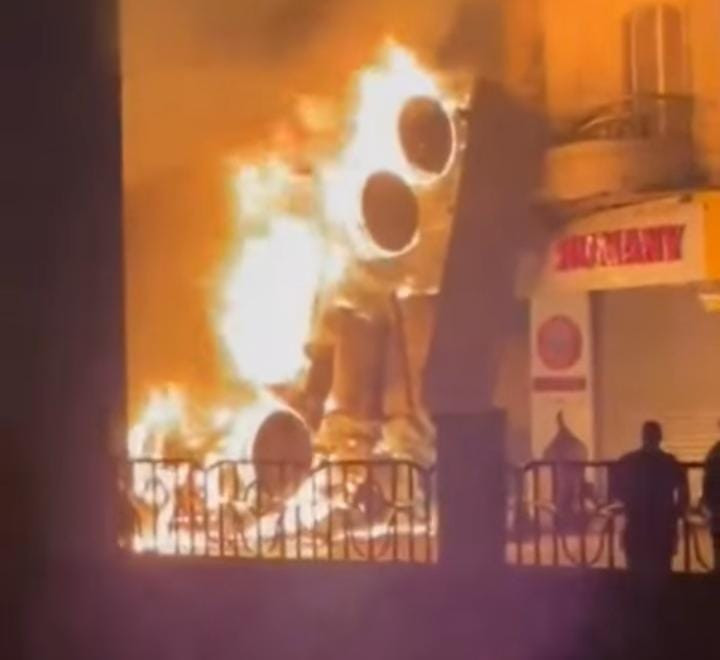 لحظة اشتعال النيران بعد انقلاب سيارة أعلى دائري ترسا