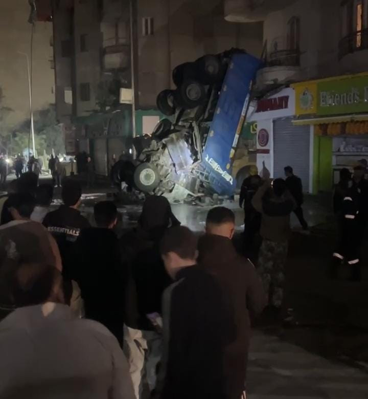 الحماية المدنية تسيطر على حريق سيارة نقل بعد انقلابها أعلى دائري ترسا