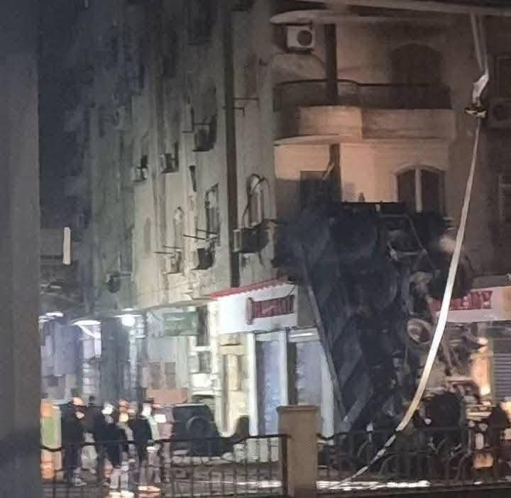 مصرع سائق تريلا إثر سقوطها من أعلى وصلة الطالبية واشتعال حريق بعمارة ومحال مجاورة