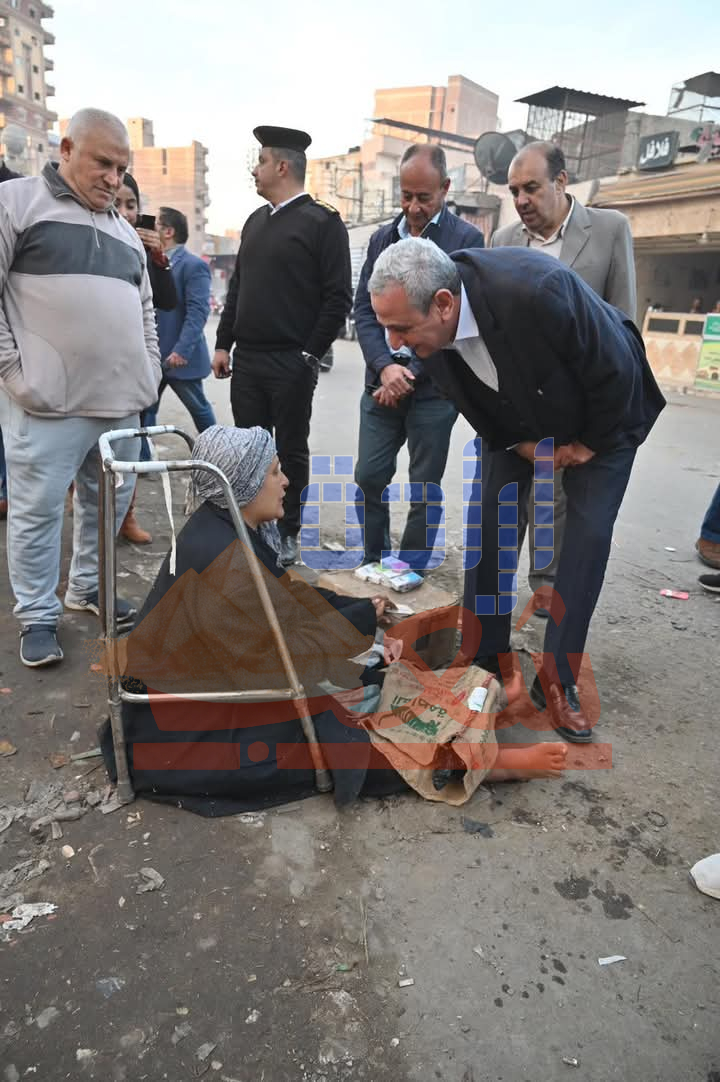 شابوووه محافظ الغربية يترجم توجيهاته إلى أفعال على الأرض ويلبّي طلب سيدة مسنّة بميدان الششتاوى ويهديها كرسى متحرك