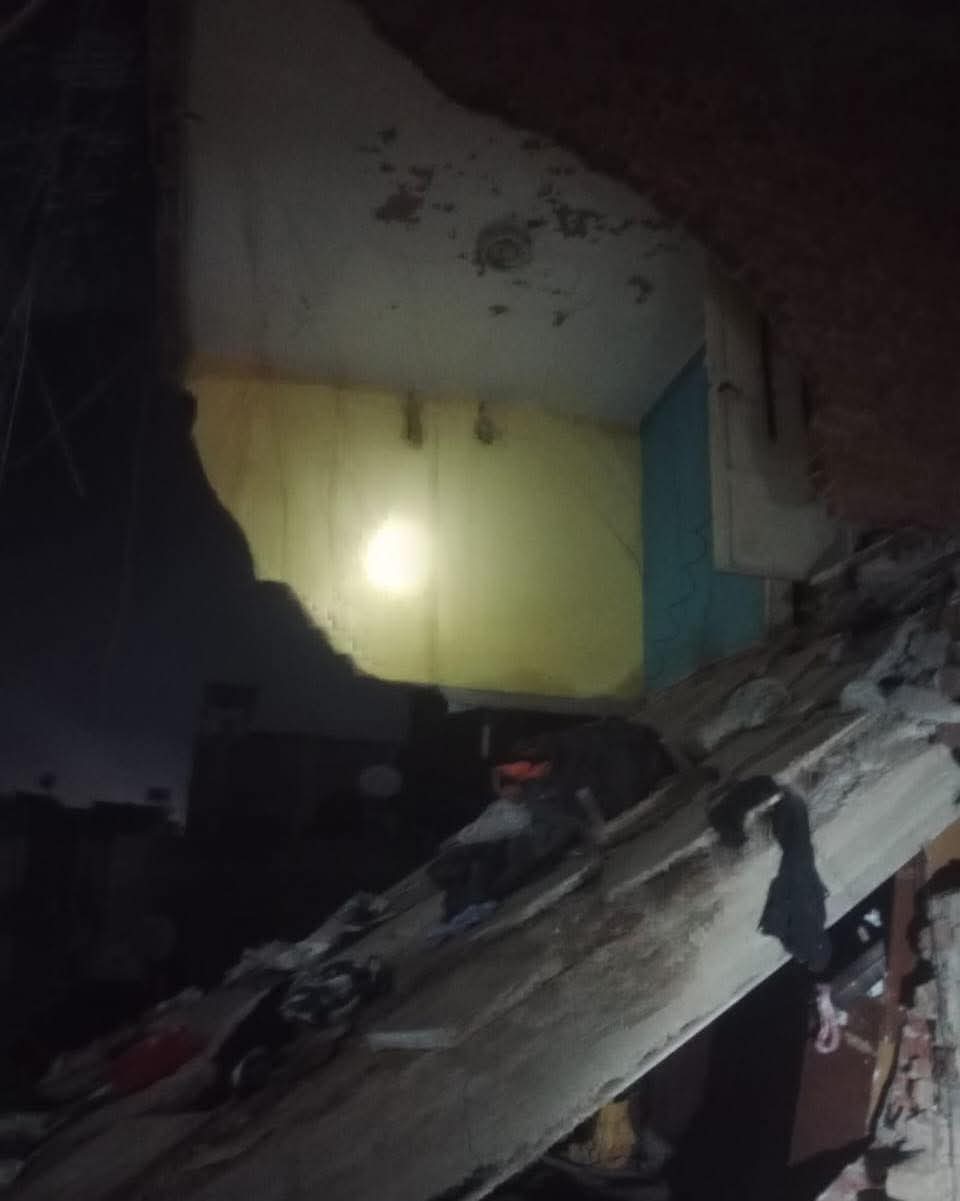انهيار جزئي بالدور الخامس لعقار بشارع الدبوسي المتفرع من شارع عبده معروف بنطاق حي شرق المنصوره