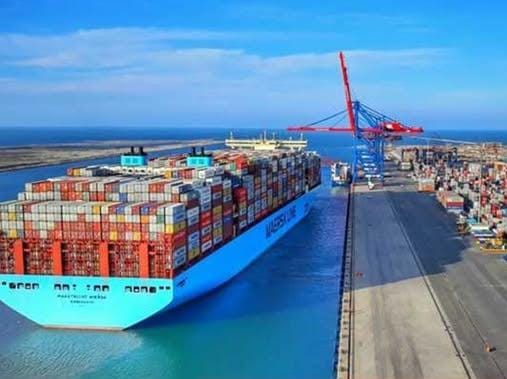 قناة السويس تنفى استقبال سفينة تحمل معدات عسـ ـكرية وأسلـ ـحة بميناء بورسعيد