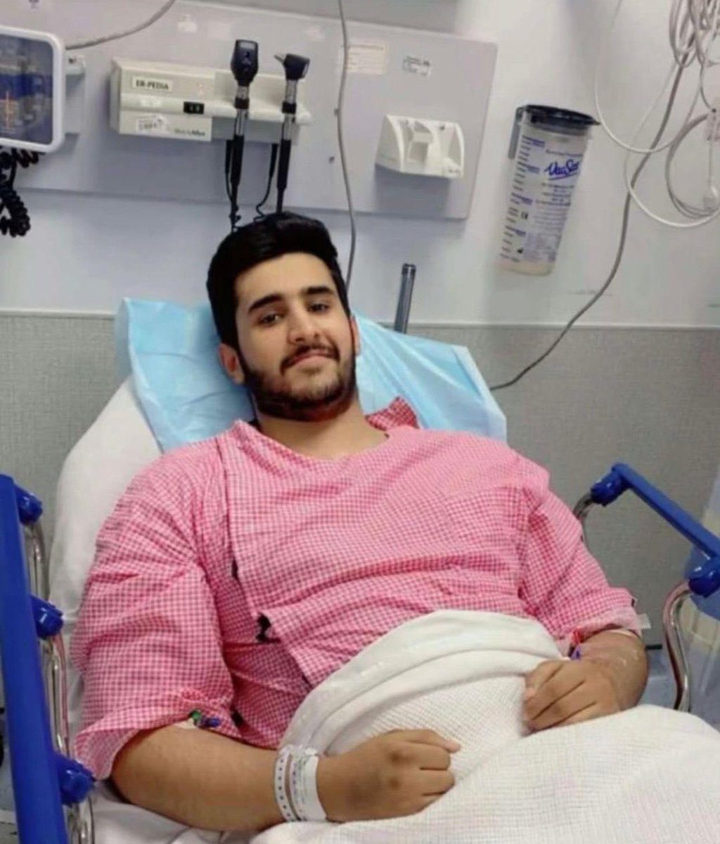 وزير الداخلية السعودي يطمئن على صحة الجندي ريان آل أحمد ويشيد بشجاعته بعد إنقاذه شخصًا حاول الانتحار بالحرم المكي