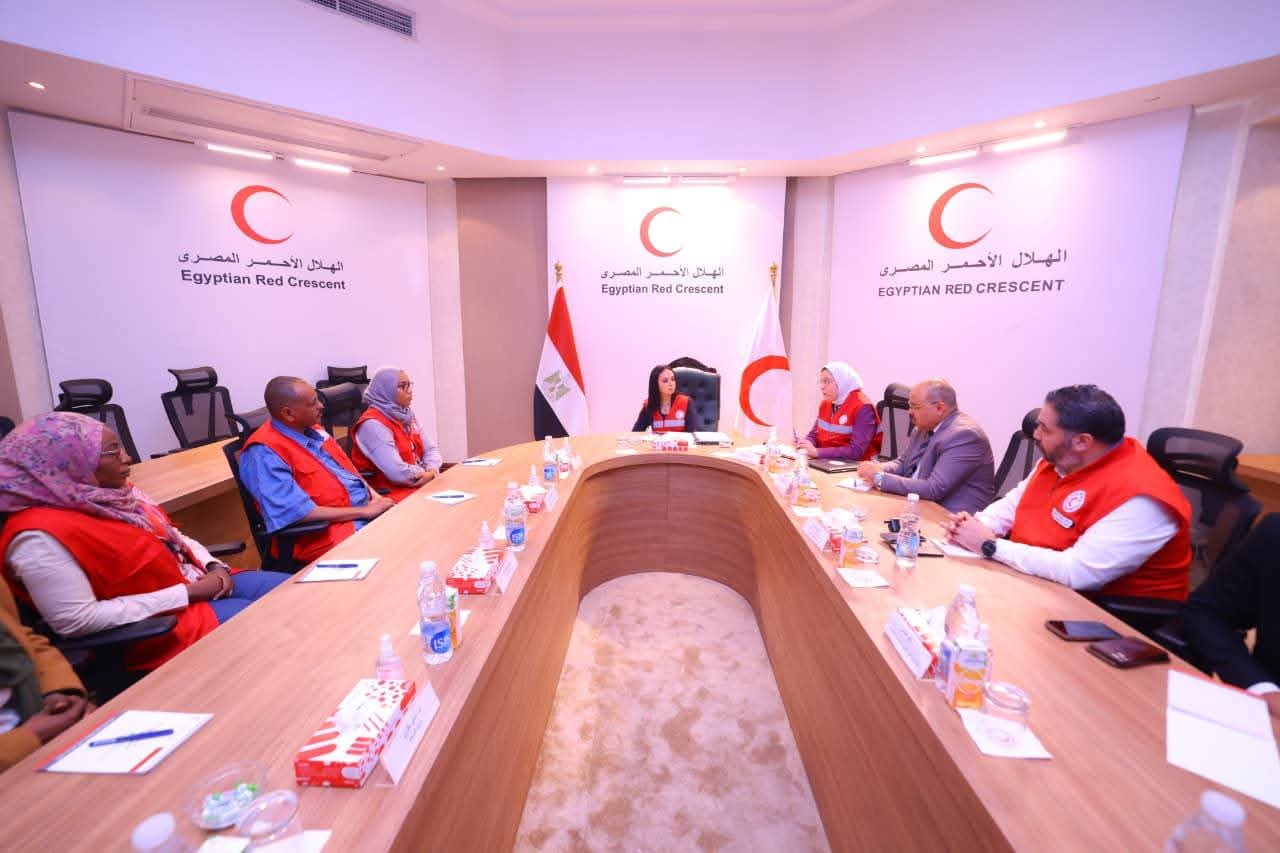 «من بيت الإنسانية إلى السودان».. مصر تطلق أول قافلة مساعدات برية لدعم الشعب السوداني