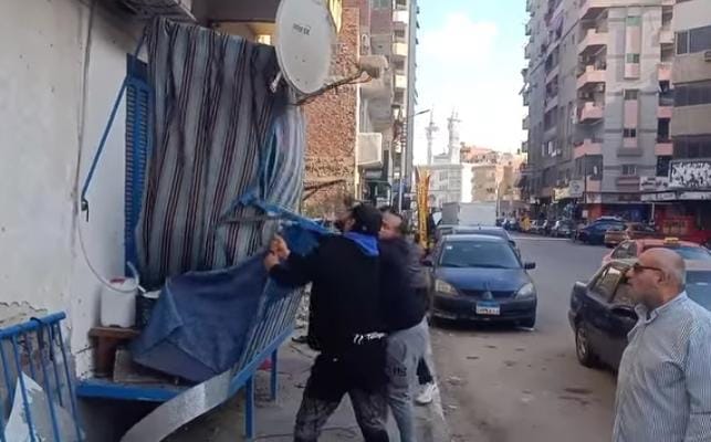 بقرار من رئيسة حي ثانِ الإسماعيلية.. إزالة فورية لبلكونة بدون ترخيص بمنطقة عرايشية مصر