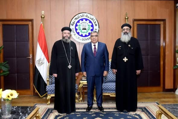 محافظ الدقهلية يستقبل وفد مطرانية الأقباط بميت غمر بمكتبه