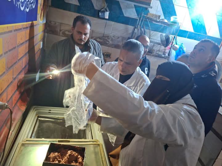 محافظ الغربية تحرير 19 محضرا وضبط 70 كيلو لحوم غير صالحة وأعدام 40 كيلوجرامًا من أجنحة ورقاب الدجاج غير صالحة