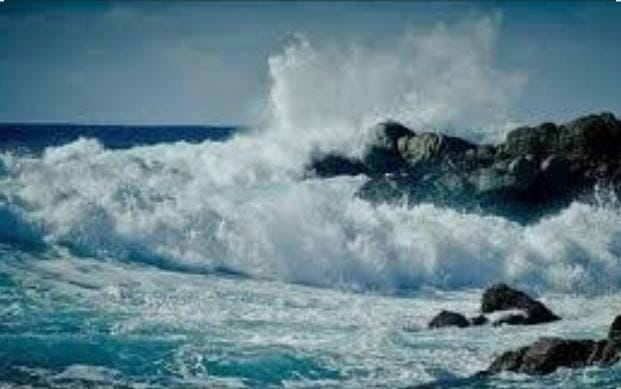 توخوا الحذر.. ارتفاع أمواج البحر واضطراب الملاحة على شواطئ 8 مدن ساحلية