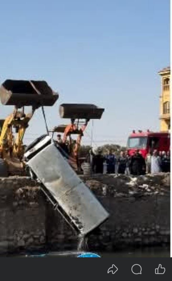 لحظة انتشال ميكروباص سقط في ترعة المريوطية