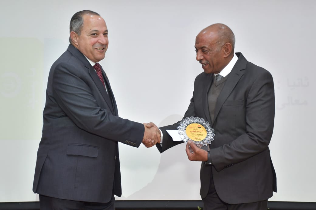 محافظ بورسعيد يكرم السكرتير العام للمحافظة لجهوده في الارتقاء بالعمل