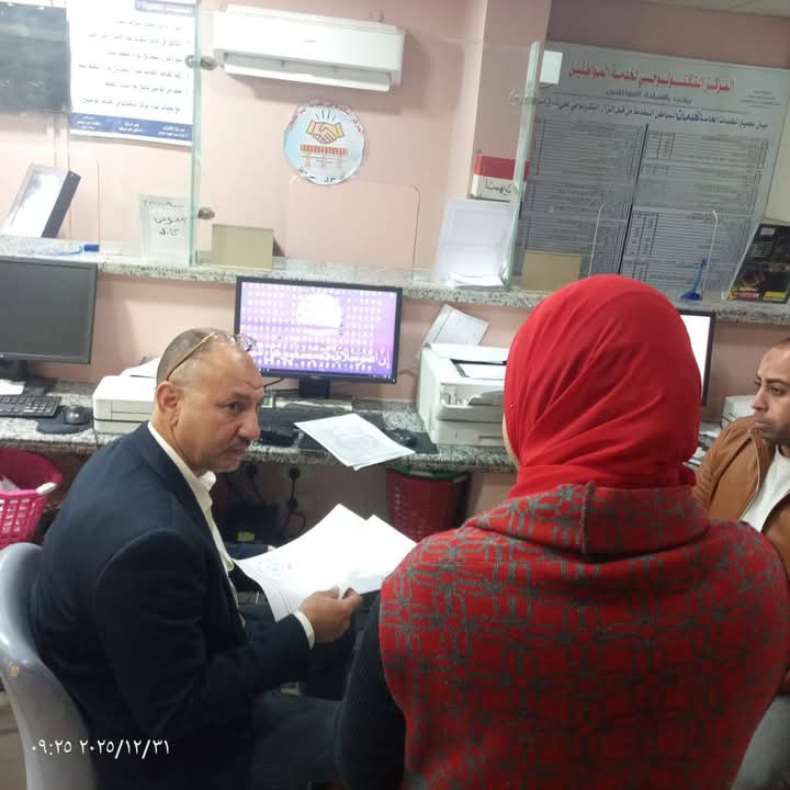 رئيس حى شرق اسيوط بمتابعة سير العمل بالمركز التكنولوجى لخدمة المواطنين بحي شرق