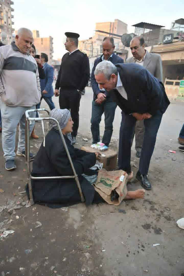 محافظ الغربية يتفقد شوارع المحلة سيرا على الأقدام والأهالى أول مرة نشوف محافظ يمشى بين الناس على رجلة