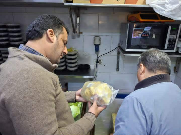 ضبط 66 كجم أغذية مشتبه في صلاحيتها وتحرير 11 محضرا فى المحلة الكبرى