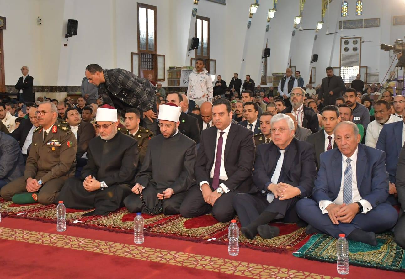 في احتفالات بورسعيد بعيدها القومي …. وزيرا ” الأوقاف و التعليم العالي” ومفتي الجمهورية يؤدون صلاة الجمعة بالمسجد العباسي.
