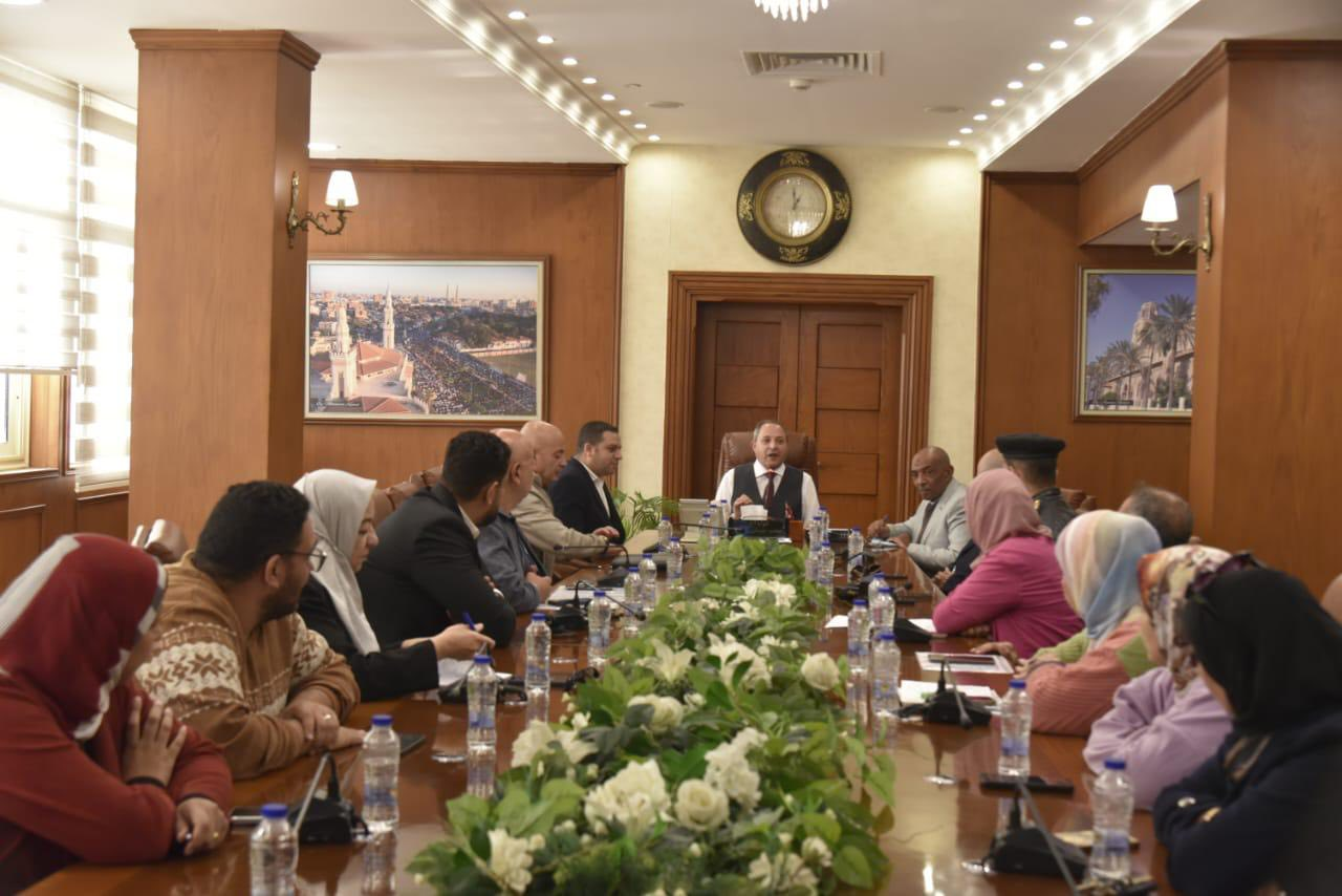 محافظ بورسعيد يعقد اجتماعًا لمتابعة الموقف التنفيذي لأعمال تطوير الحميدي والتجاري