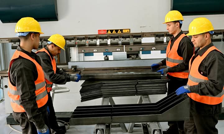 رئيس الوزراء يتفقد أعمال تطوير مصنع عربات السكك الحديدية ومترو الأنفاق “سيماف” بحلوان