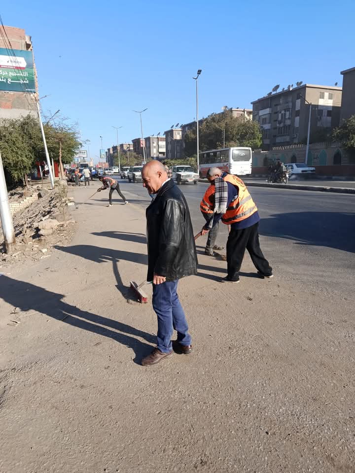 رئيس حى شرق اسيوط يقود حملة نظافة بمنطقة نزلة عبداللاه