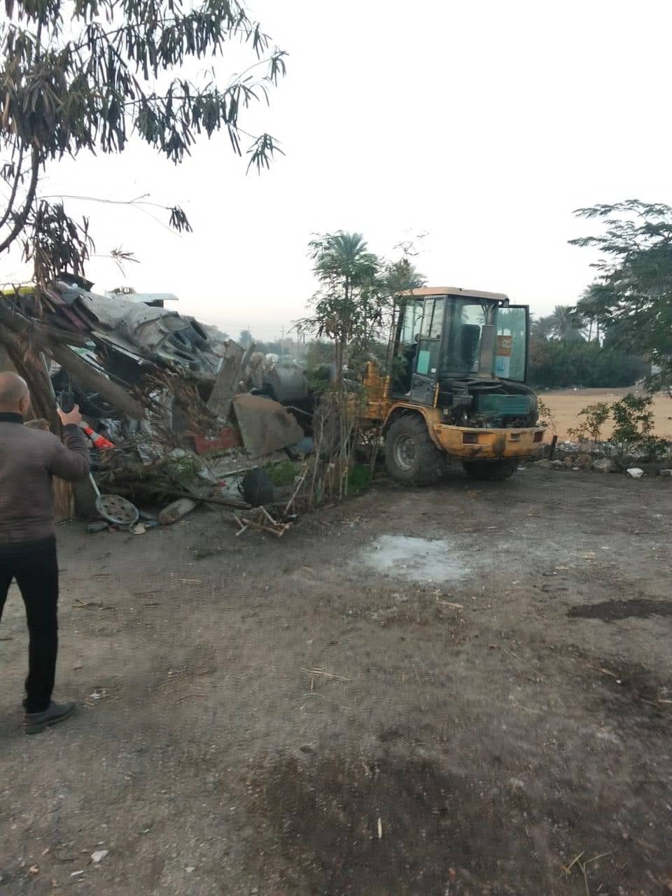 إزالة 3 معارض سيارات على الطريق بمركز كفر شكر