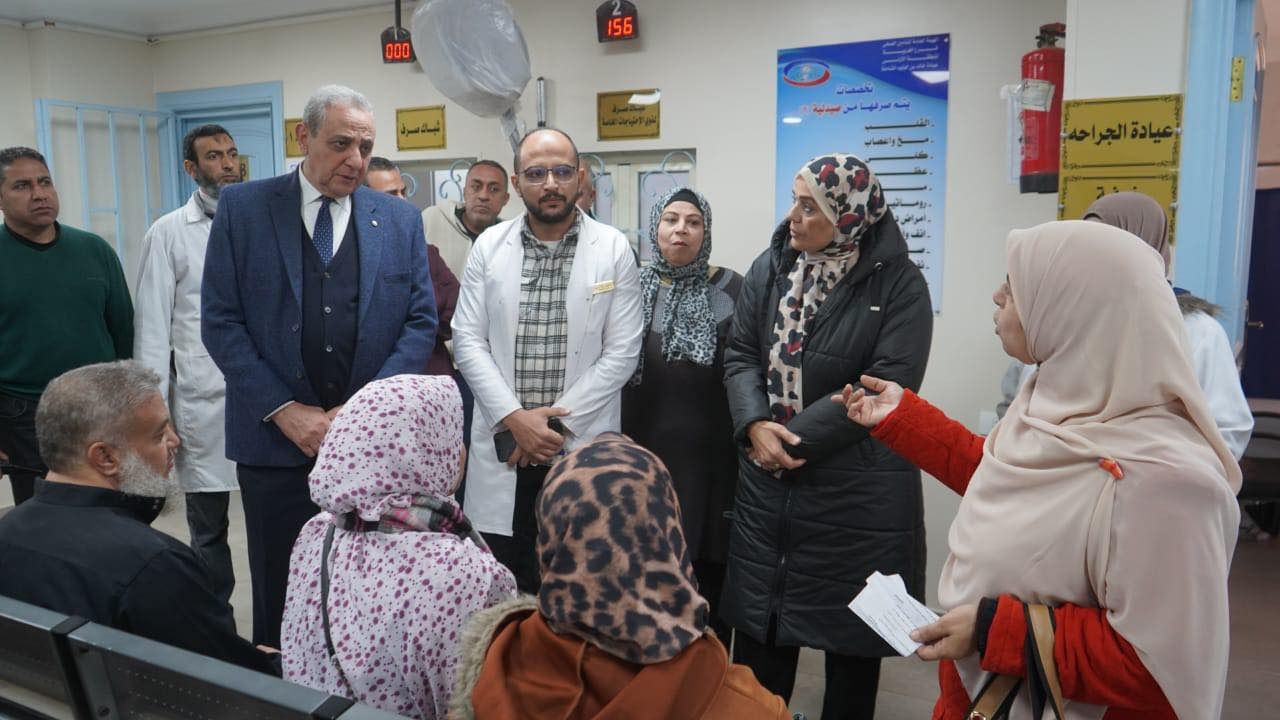 داخل عيادتى علي بن أبى طالب و خالد بن الوليد محافظ الغربية يفاجئ الجميع بالزيارة ويستمع لشكاوى المواطنين ويقف على شباك صرف الدواء