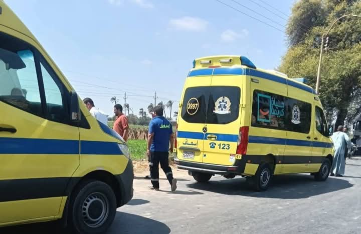 بالأسماء مصرع وإصابة 6 أشخاص في حادث تصادم سيارة ميكروباص مع سيارة ملاكي بطريق القصير مرسي علم