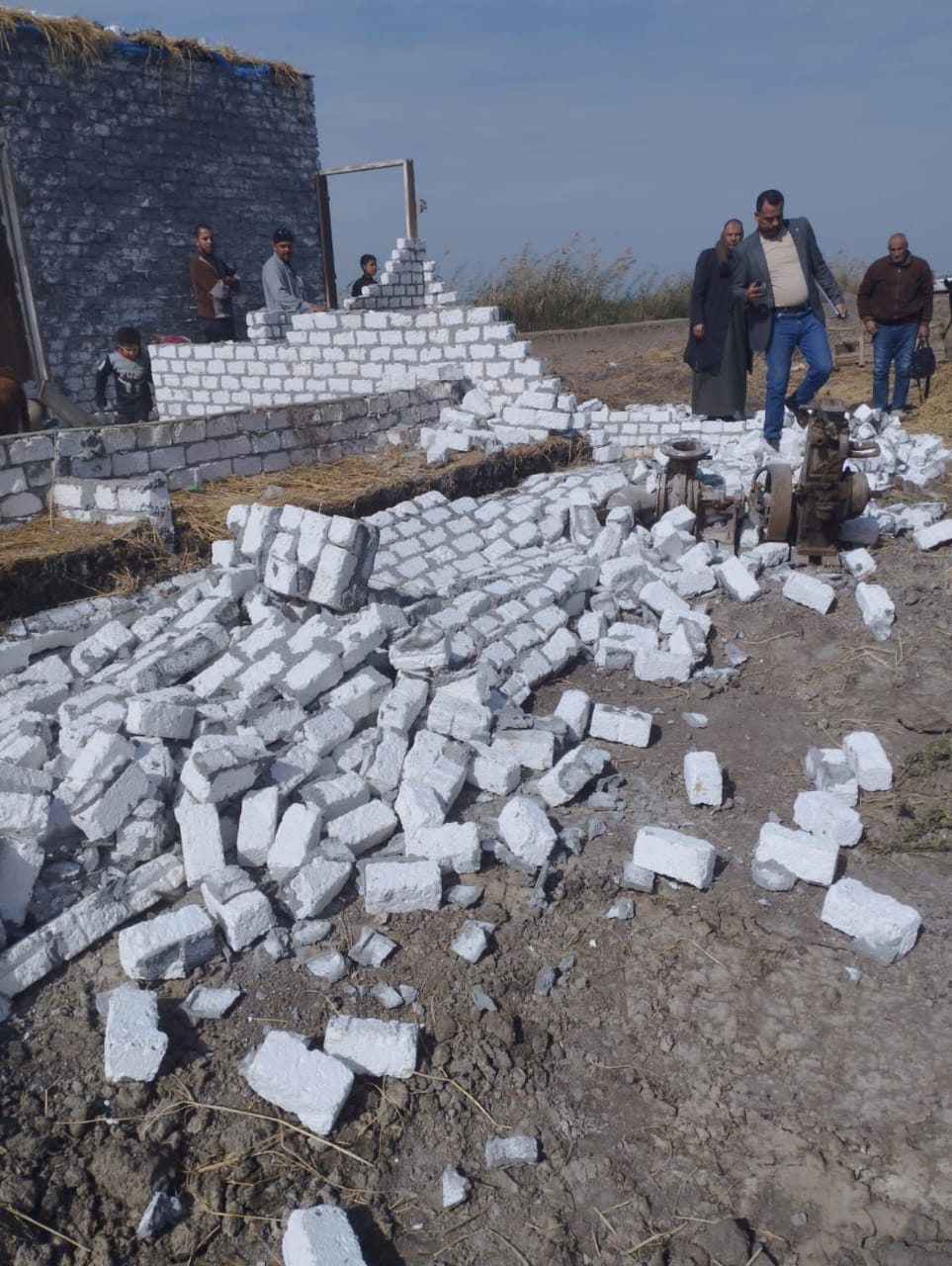 أزاله عدد ٣ حالات بناء بالمخالفة على أرض زراعيه ضمن المرحلة الأولى بجنوب بورسعيد