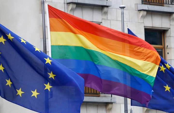 الاتحاد الأوروبي يفرض عقوبات جديدة على إيران تستهدف 30 فرداً وكياناً لدعمها روسيا وقمع الاحتجاجات.