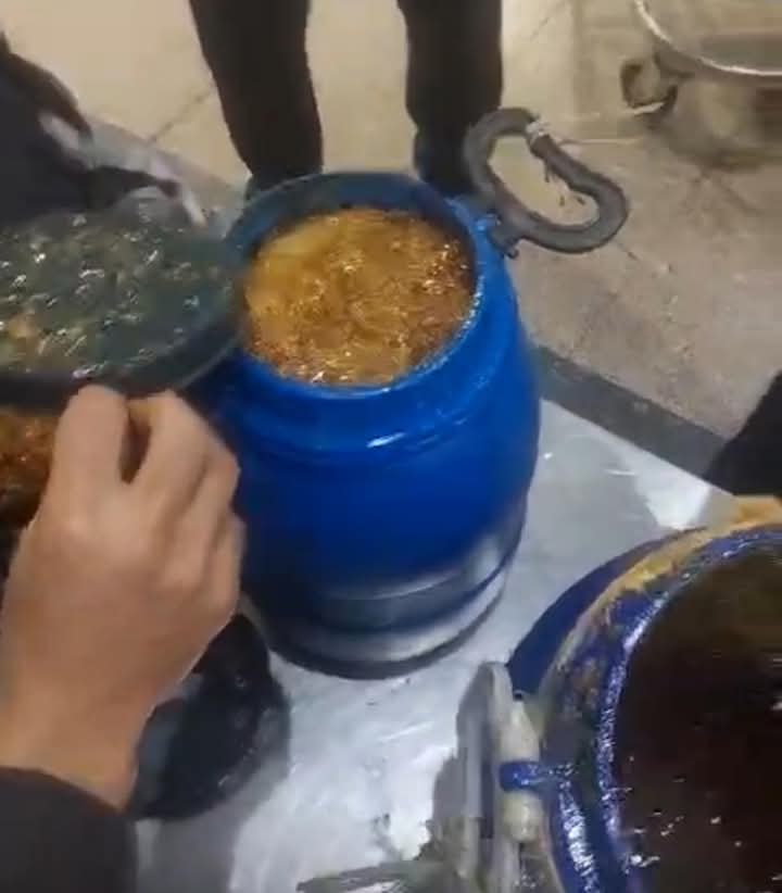 جمارك مطار القاهرة تضبط راكبتين بحوزتهما 15 كيلو مواد مخدرة داخل عبوات عسل