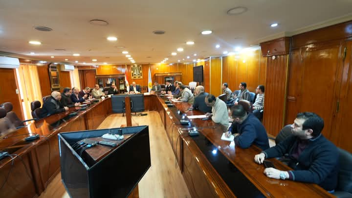 محافظ أسيوط يعقد اجتماعًا لبحث آليات التخطيط المروري وتطوير وتجميل الشوارع والميادين