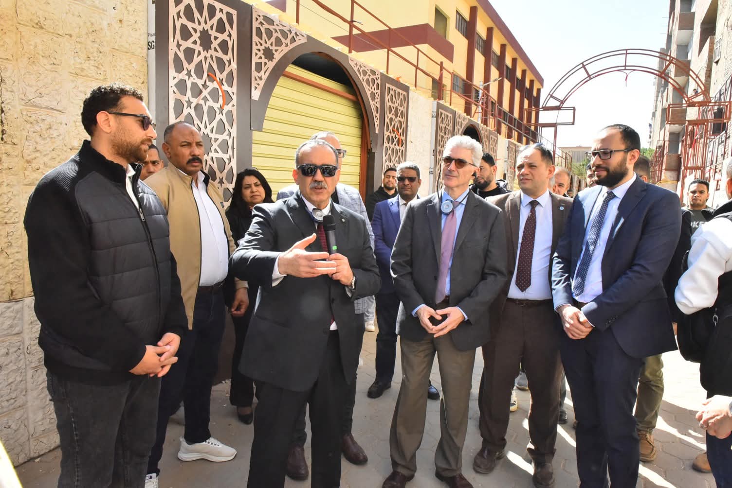 محافظ أسيوط ووفد الاتحاد الأوروبي يتفقدان مركز خان الخليلي للحرف التراثية تمهيدًا لافتتاحه