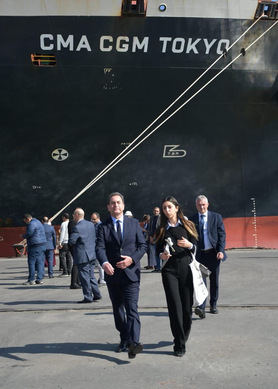 محافظ بورسعيد يستقبل سفينة مساعدات غذائية قادمة من فرنسا لأهالي فلسطين