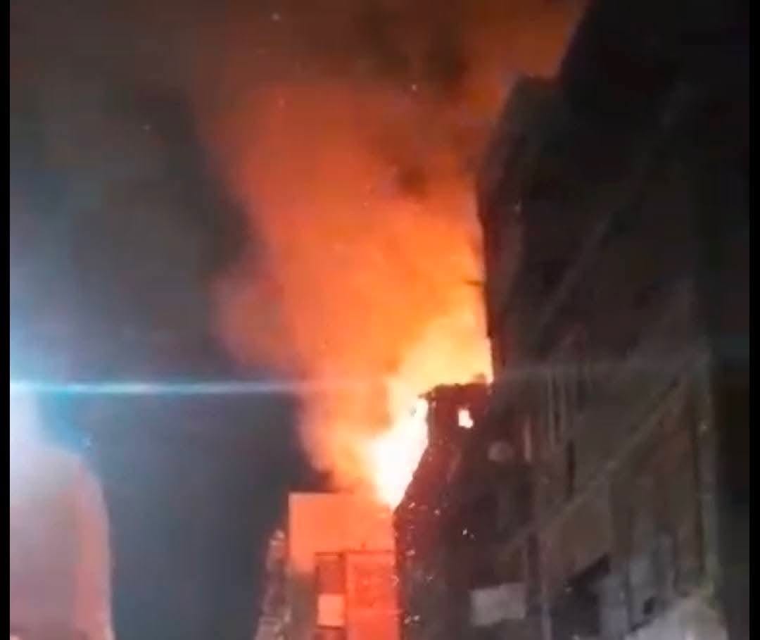 السيطرة على حريق بتعريشة خشبية أعلى عقار بحي المناخ في بورسعيد دون إصابات