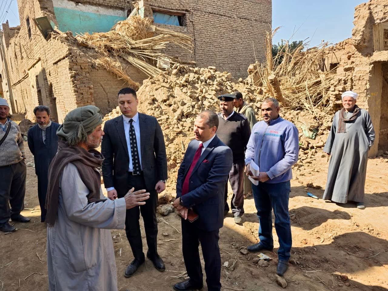 النيابة الإدارية تعاين موقع انهيار منزل بقرية فاو غرب قنا بعد مصرع نجل صاحبه