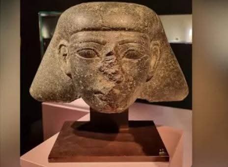 عودة قطعة أثرية من عصر الملك تحتمس الثالث فى حضن مصر