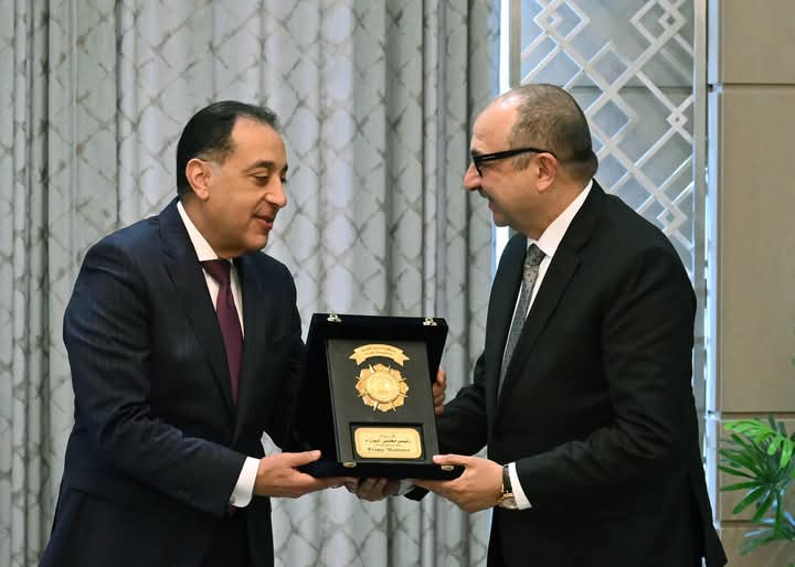 بحضور الوزراء الجدد… رئيس الوزراء يُكرم الوزراء السابقين ويؤكد هدفنا جميعا خدمة المواطن