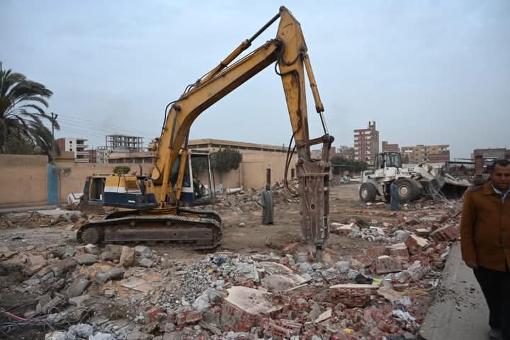 فى جوله مفاجئه محافظ الغربية يتابع إزالة حديقة قطور القديمة وأستكمال محور مصرف الزهار