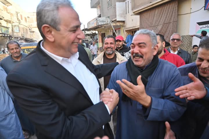 محافظ الغربية يجوب شوارع قرية أبو صير سيرا على الأقدام. يتابع رصف المدخل الرئيسى