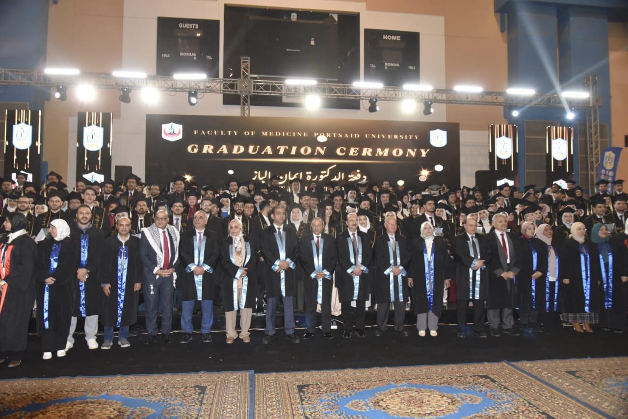 محافظ بورسعيد يشهد حفل تخرج الدفعة الثامنة بكلية الطب