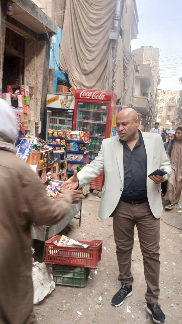 على مدار الساعة..رئيس حي غرب أسيوط يقود حملات مكثفة لإزالة الإشغالات والتعديات بشارع السكة الجديدة وميدان المجذوب لغرض الانضباط للشارع