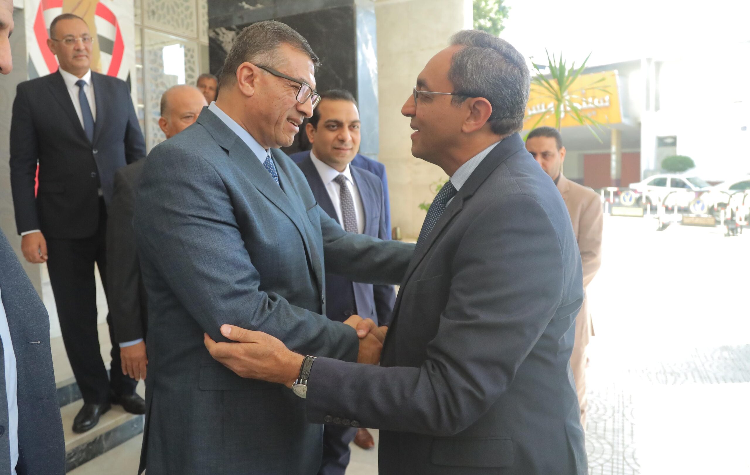 محافظ قنا الجديد يبدأ مهام عمله بمراسم تسليم وتسلم مع المحافظ السابق