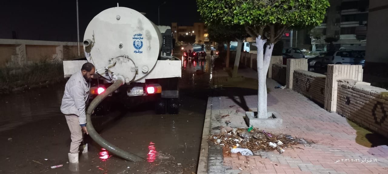 أرتفاع مفاجىء للأمواج فى بور فؤاد ورئيس المدينة الأنتهاء من شفط تحمعات مياه البحر