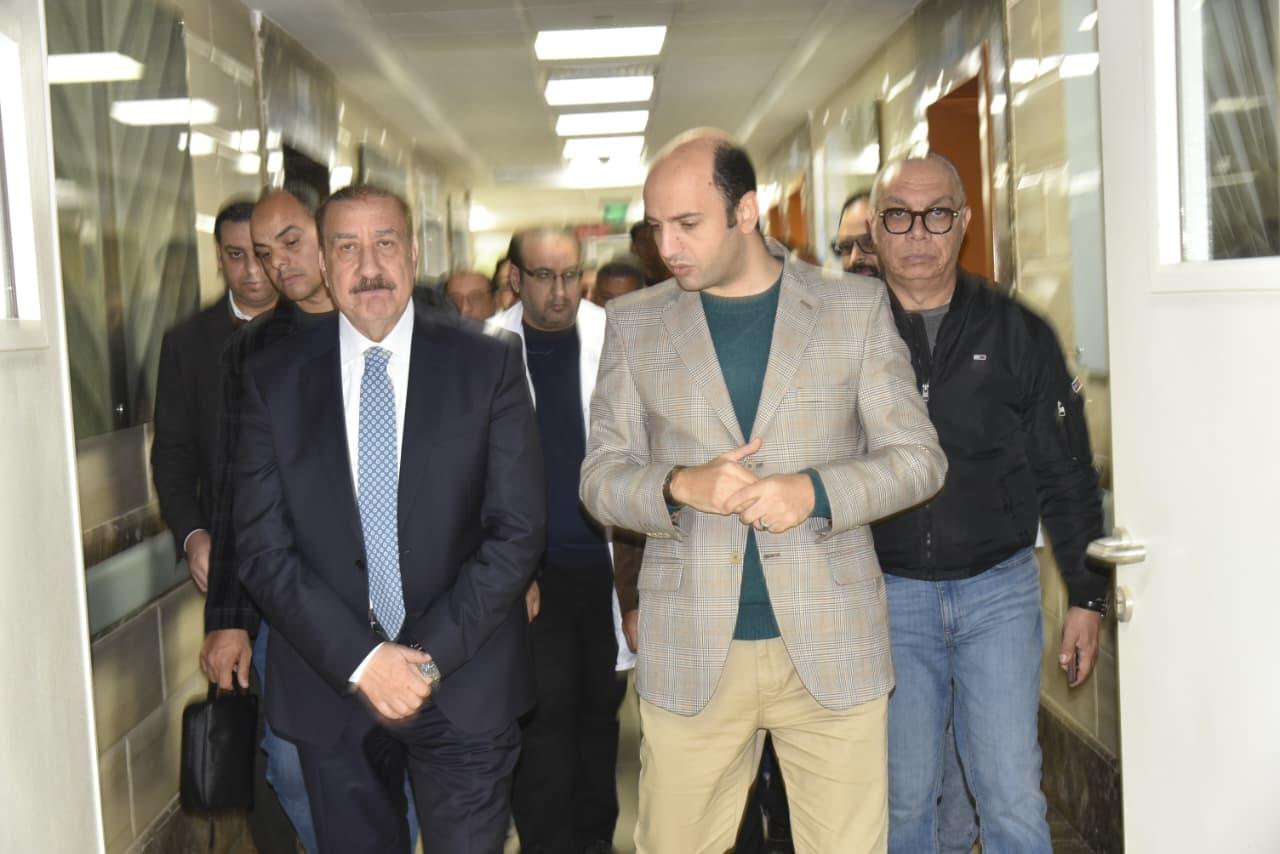 محافظ بورسعيد يطمئن على الحالة الصحية لمصابي حادث 30 يونيو