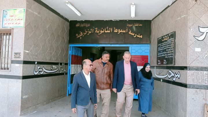 وكيل وزارة التعليم بأسيوط يتفقد فعاليات مبادرة ” تدوير الرواكد ” بمدرستى الميكانيكية والزخرفية بحى غرب