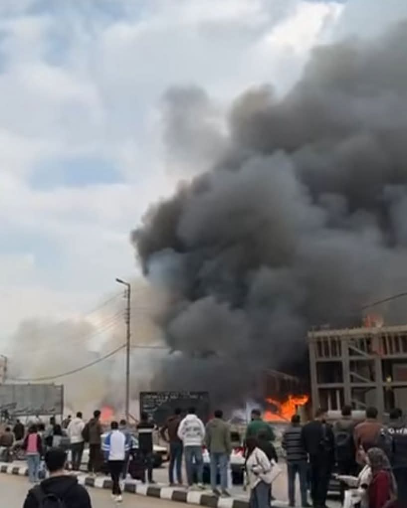 النيران تلتهم فرحة رمضان وتفحم معرض فوانيس بالكامل بجوار بوابة كلية الحاسبات والمعلومات بالمنصورة