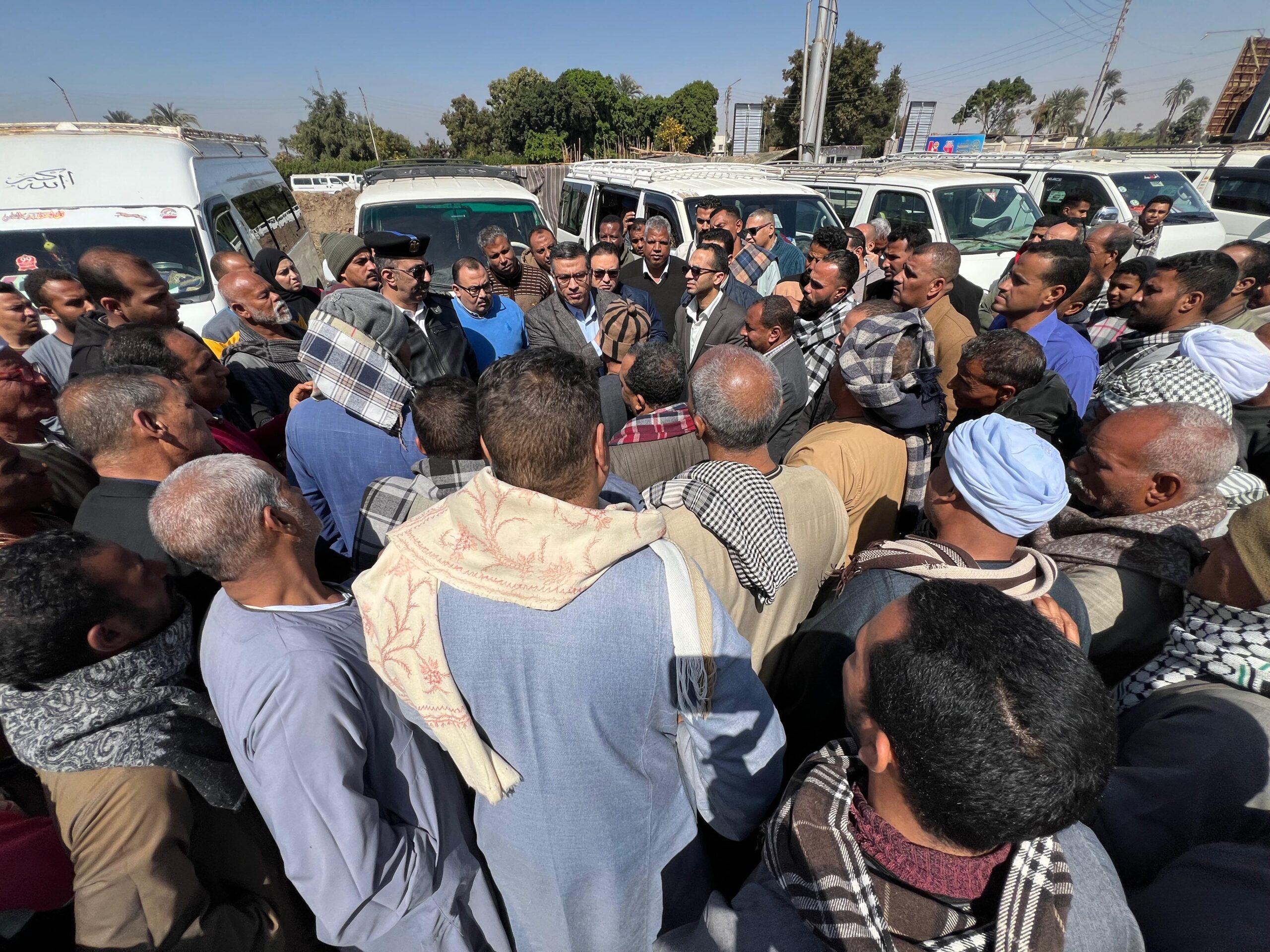 بعد زيادة أسعار الوقود محافظ قنا يتابع سير العمل بمجمع المواقف ويشدد على الالتزام بتطبيق التعريفة الجديدة للركوب.