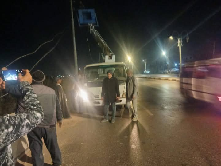 رئيس مركز و مدينة أسيوط يتابع اعمال صيانة الاعمدة وكشافات الانارة للطرق الرئيسية والفرعية ليلا