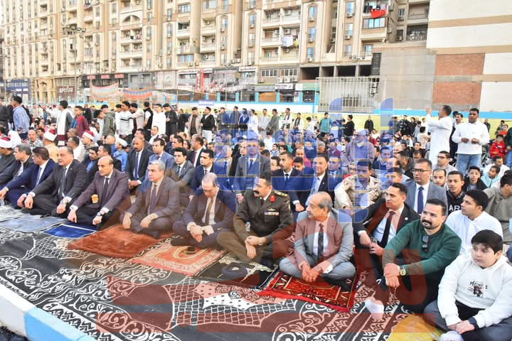 محافظ أسيوط يؤدي صلاة عيد الفطر المبارك بساحة أرض الملاعب أمام ديوان عام المحافظة وسط حشد كبير من المواطنين