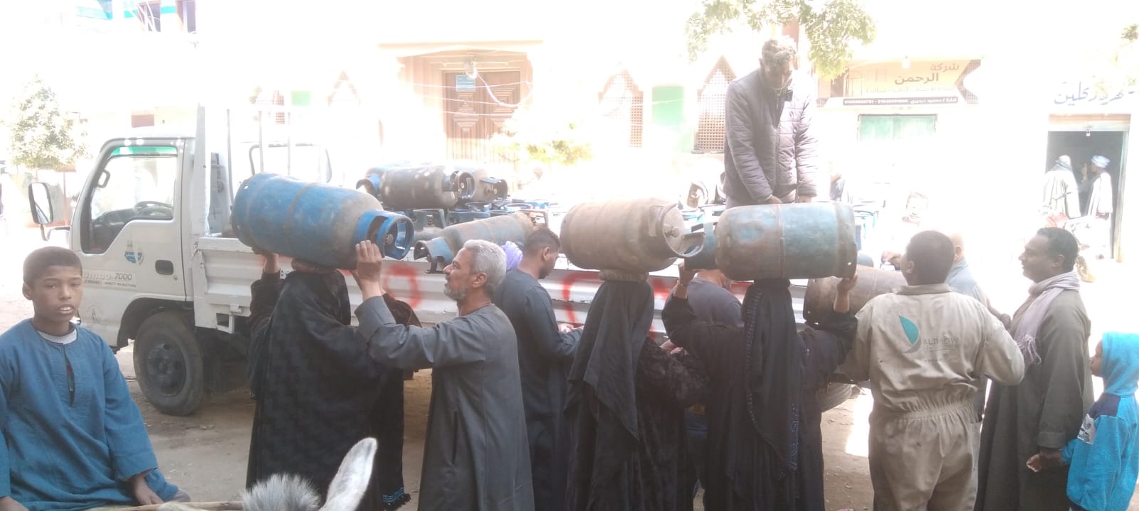 بسعر 235 للاسطوانة. .. رئيس مدينة قنا يقود حملة مكبرة على مستودع أنابيب البوتاجاز للتأكد من الإلتزام بالأسعار.