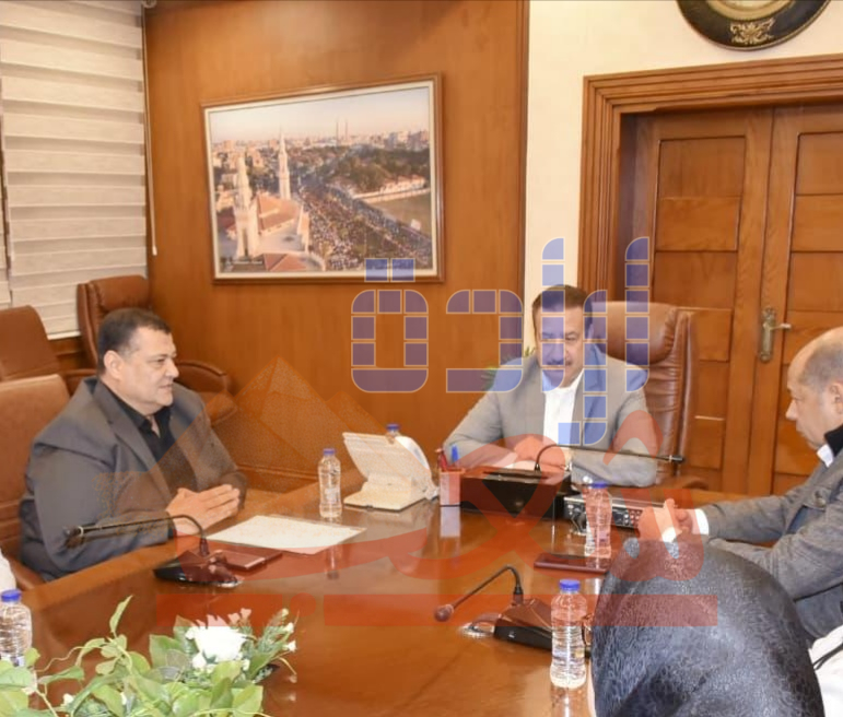 محافظ بورسعيد يلتقي عادل عفيفي رئيس مجلس إدارة نادي الحرية لذوي الهمم وأعضاء المجلس.