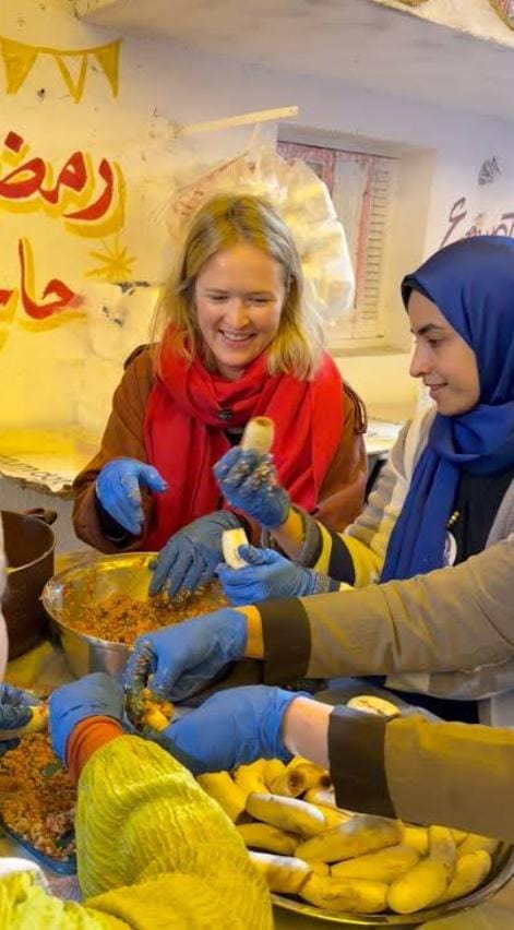 السفارة الألمانية تشارك في إفطار المطرية وتلف محشي ورق العنب مع الأهالي