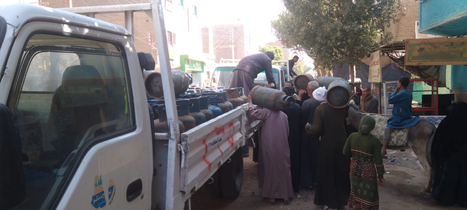 تموين قنا….ضخ 1000 أسطوانة بوتاجاز لتلبية احتياجات المواطنين بقرية اولاد عمرو .